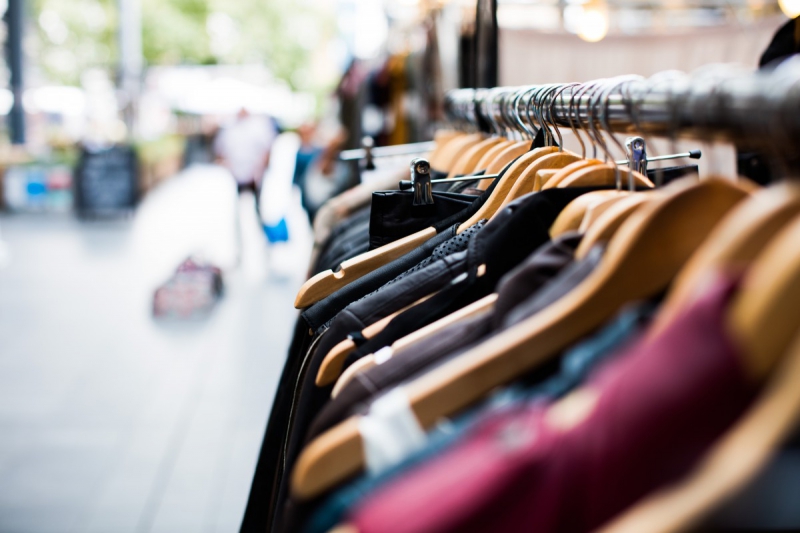 magasin-ST ANTONIN-min_blur_close_up_focus_hanger_jacket_market_people_rack-1176303